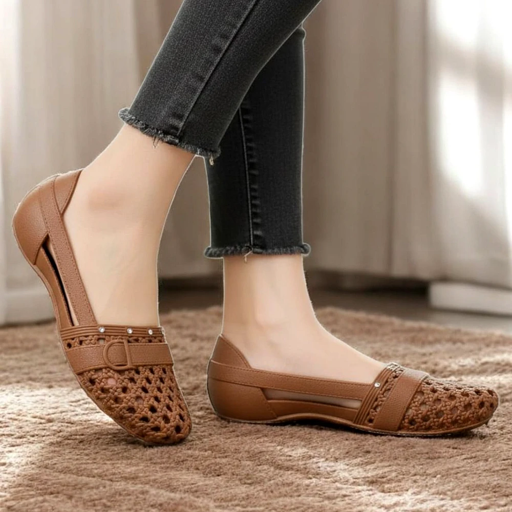 Breathable soft pumps with nugs