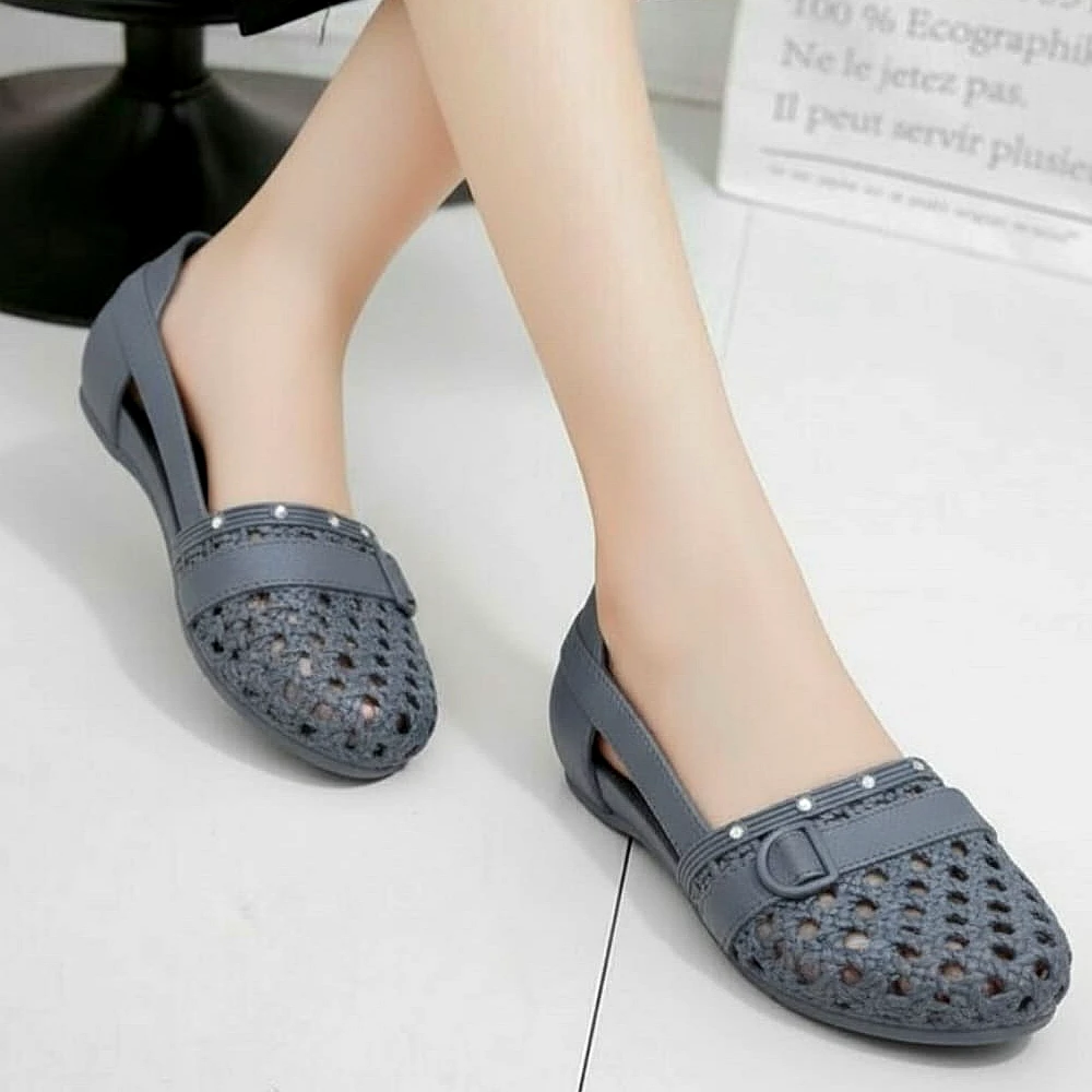 Breathable soft pumps with nugs