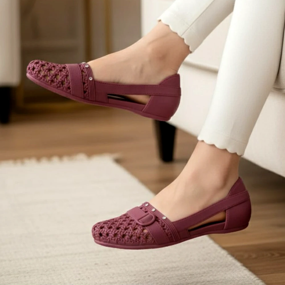 Breathable soft pumps with nugs