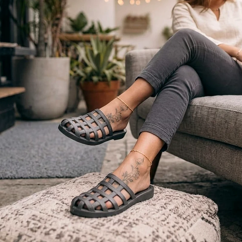 Rubber Soft grid design cut shoes